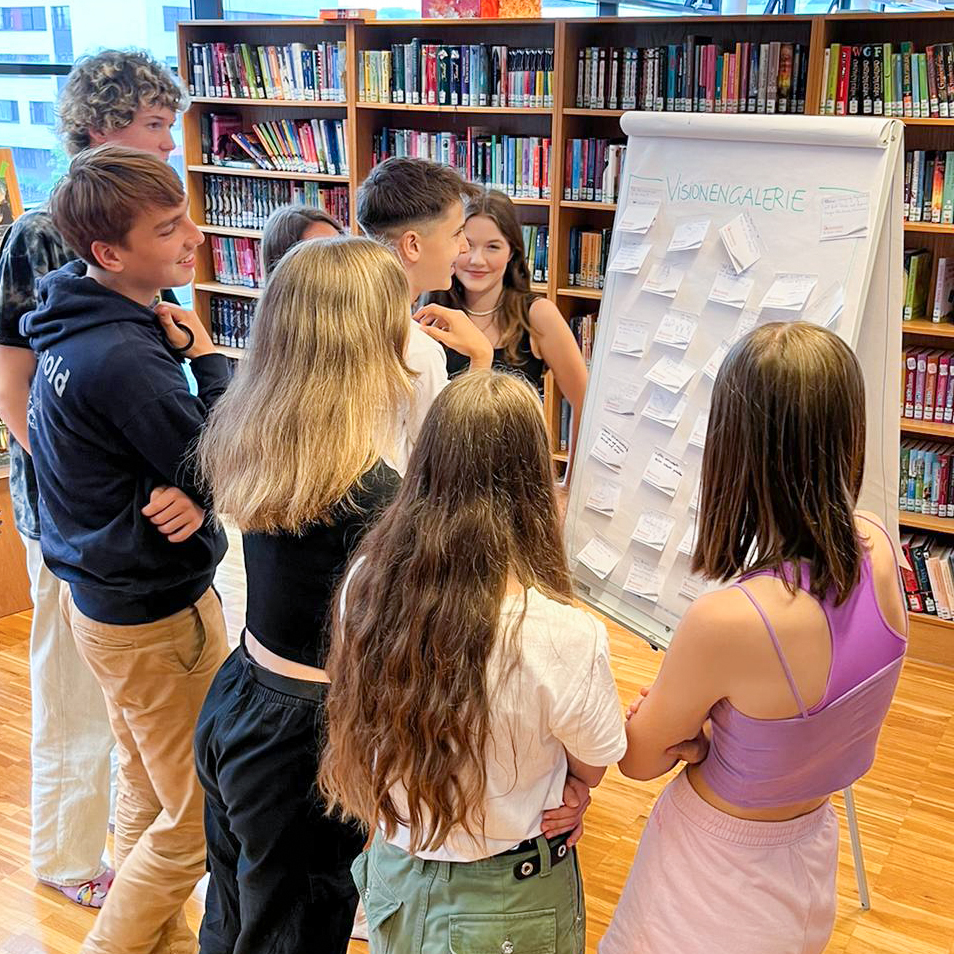 Schüler-innen-Gruppe bei der Arbeit